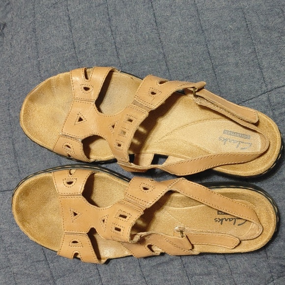 Clarks Shoes - Women's size 9M Clark's sandals. Brown leather.